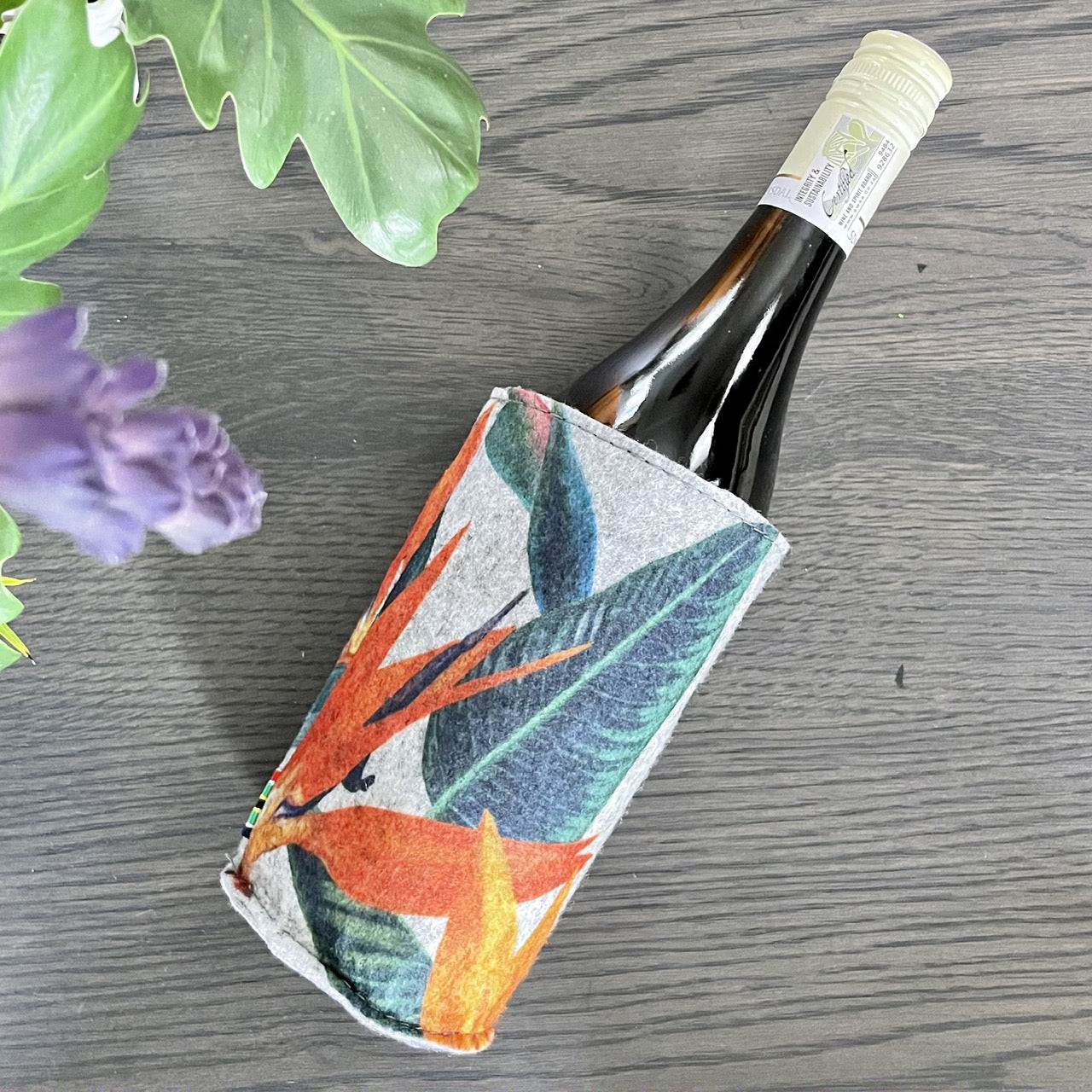 Velt wine holder in Strelitzia print
