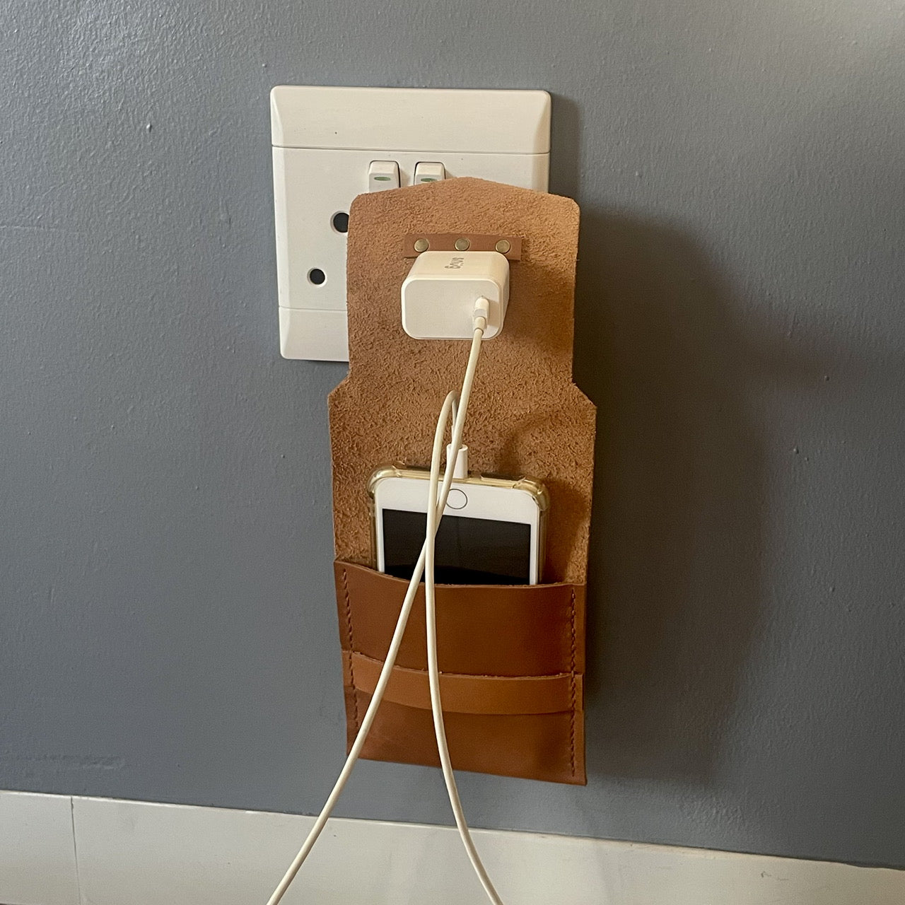 Leather Cellphone Charger Pouch - iszi ONLINE