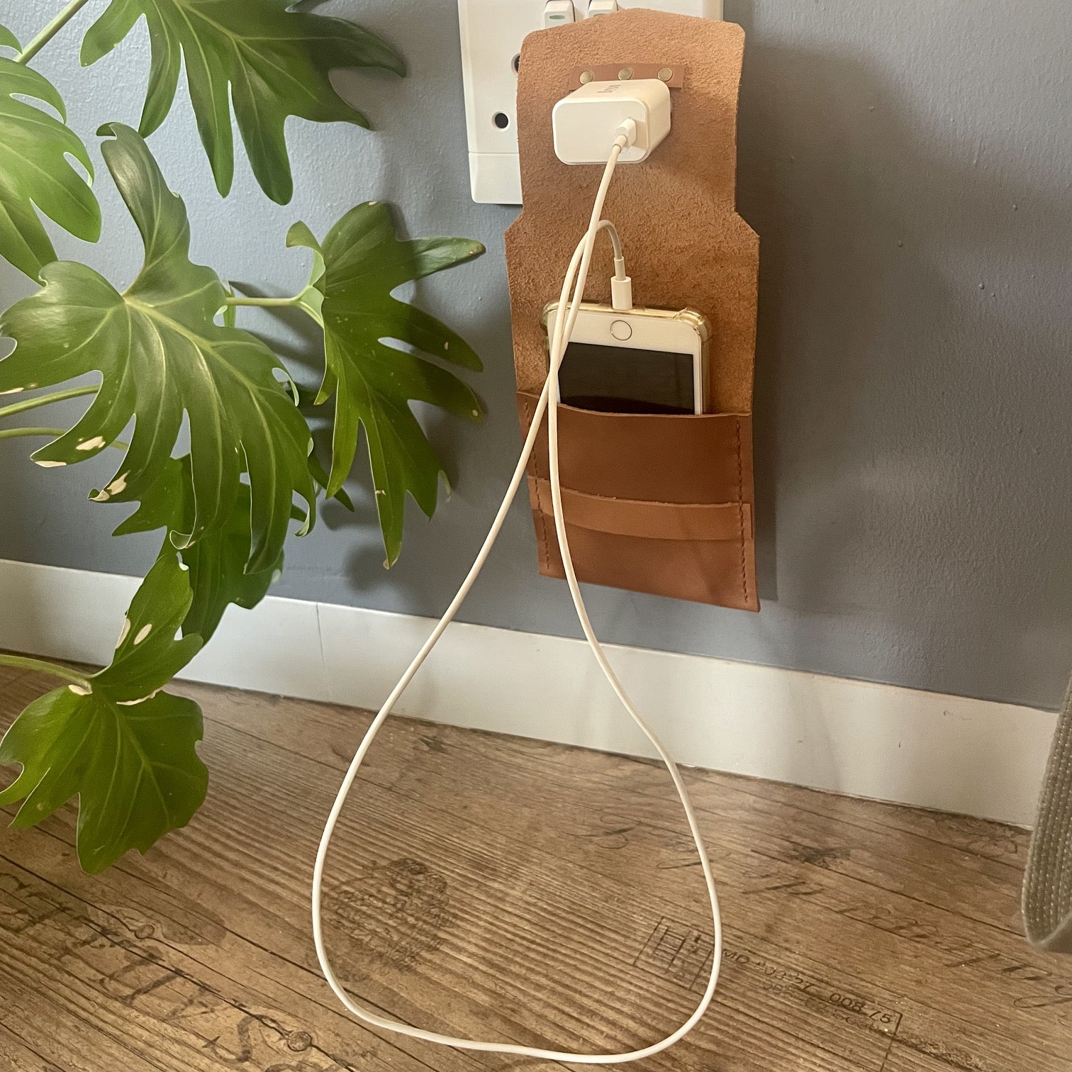 Leather Cellphone Charger Pouch - iszi ONLINE