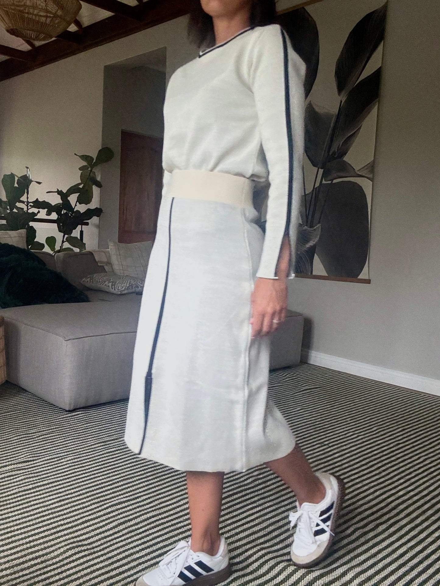 Light-toned knit skirt