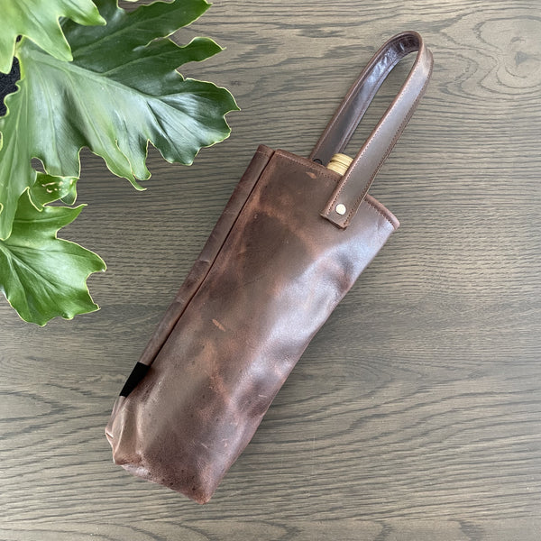 Single leather wine bag in dark brown chocolate