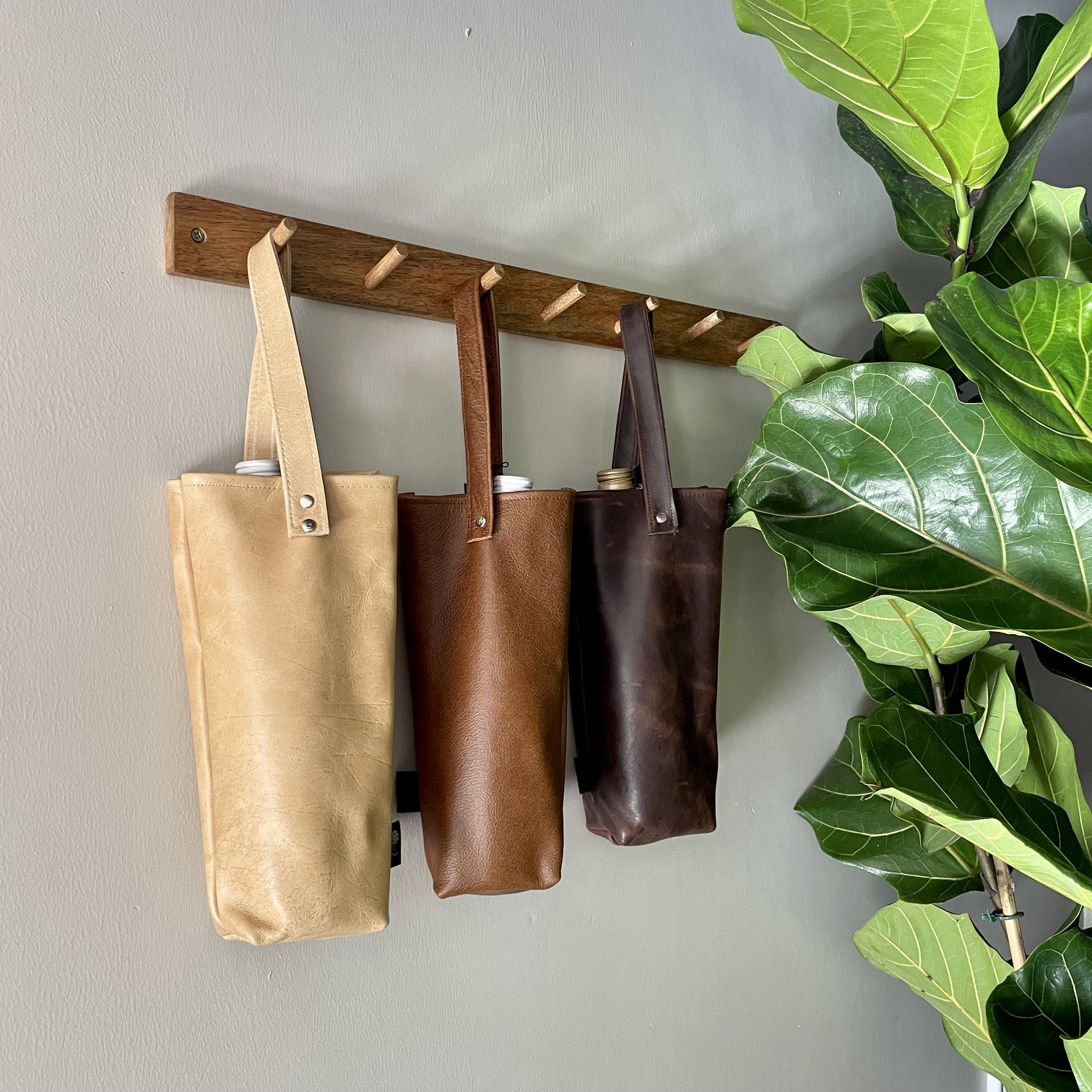 Leather wine bag for single bottle in light medium and dark brown