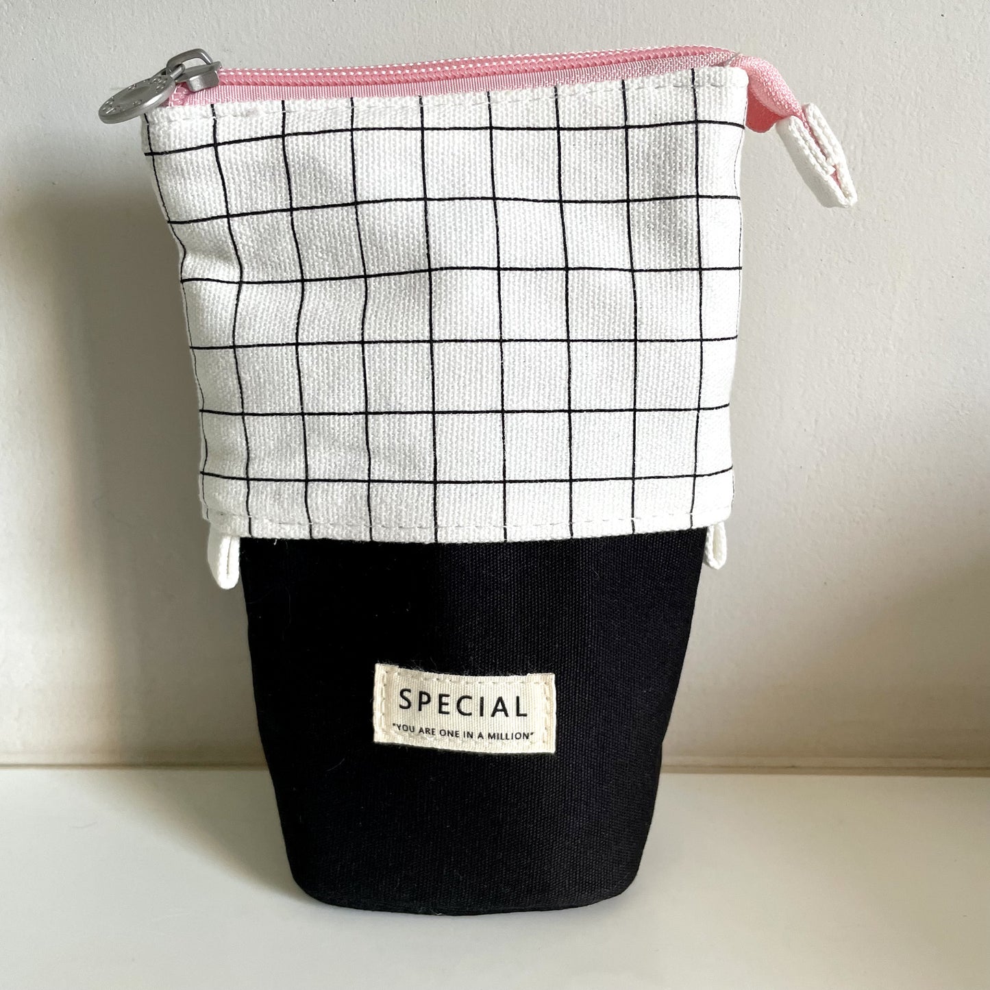 Pull-Down  Pencil Bag -  Black and White - iszi ONLINE