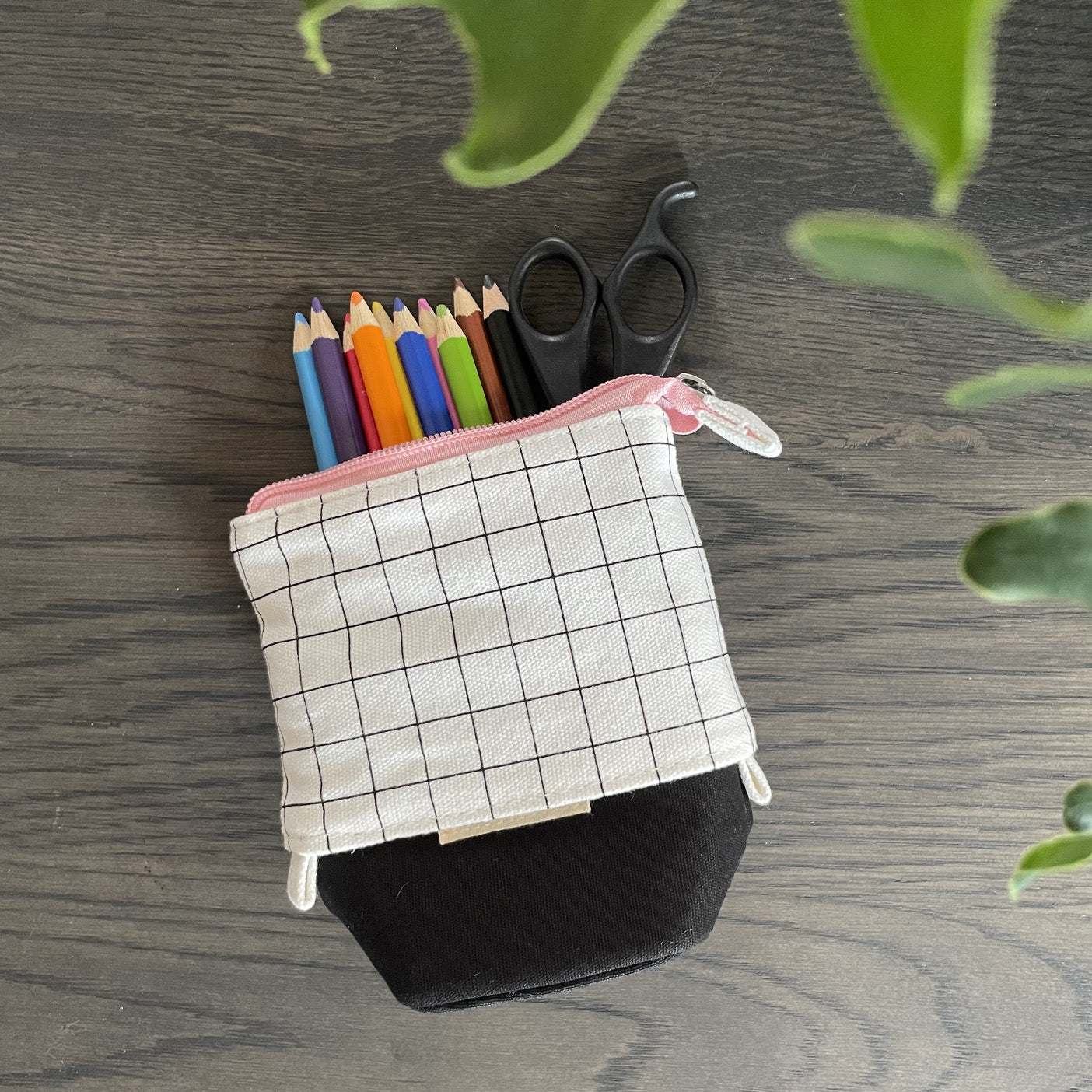 Pull-Down  Pencil Bag -  Black and White - iszi ONLINE