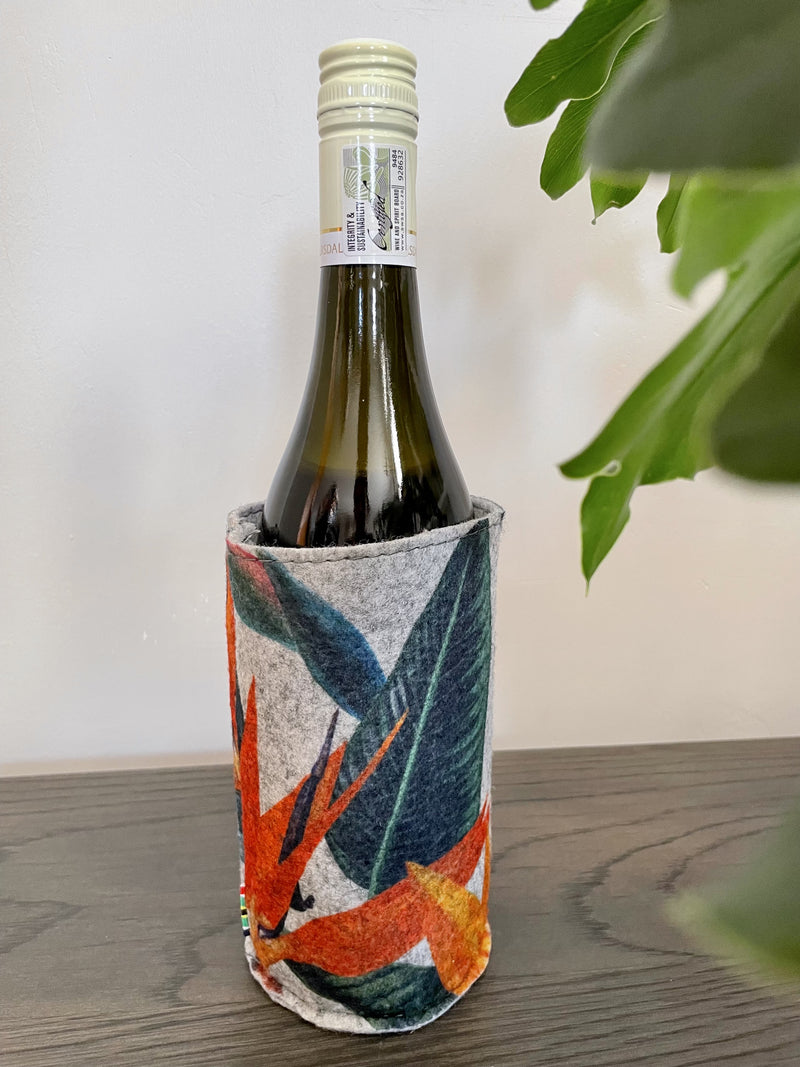 Wine bottle holder in velt with strelitzia print