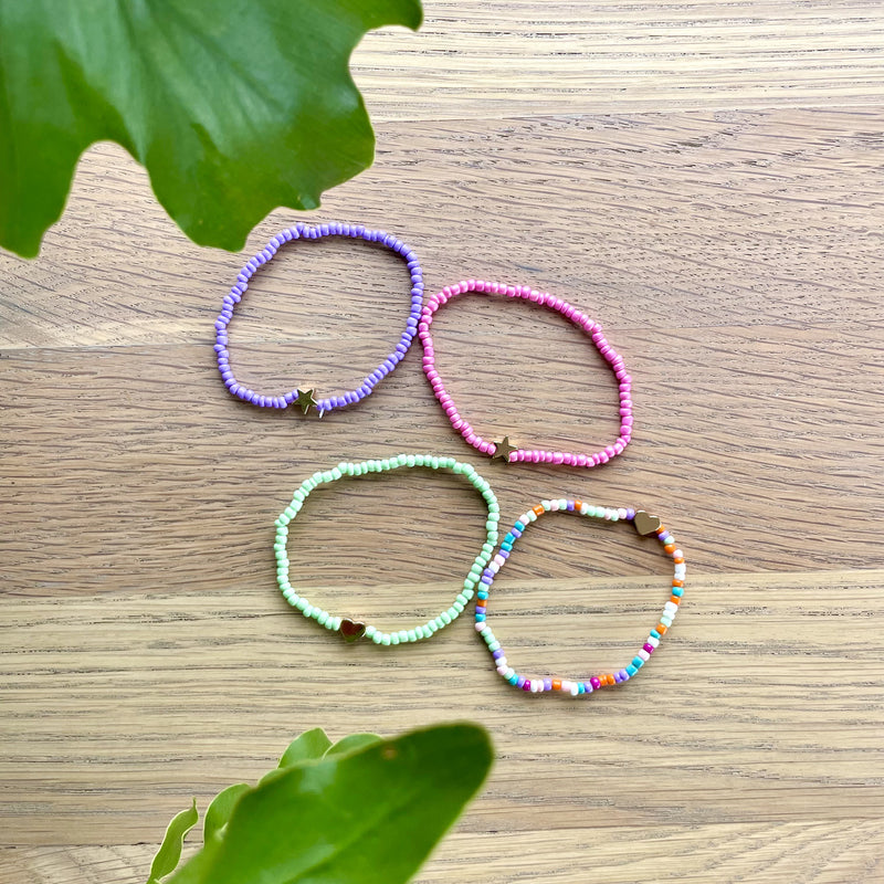 16.216 Bead bracelet girls Telifsiz Görseli, Stok Fotoğrafı ve Resmi |  Shutterstock