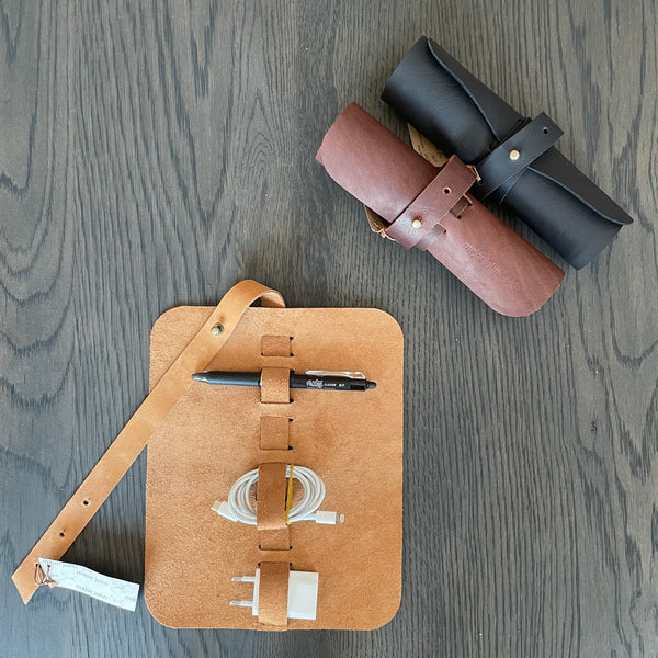Tan cable and pen roll-up in genuine leather